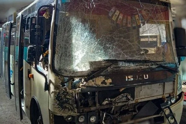 Російські війська атакували маршрутку в Херсоні безпілотником