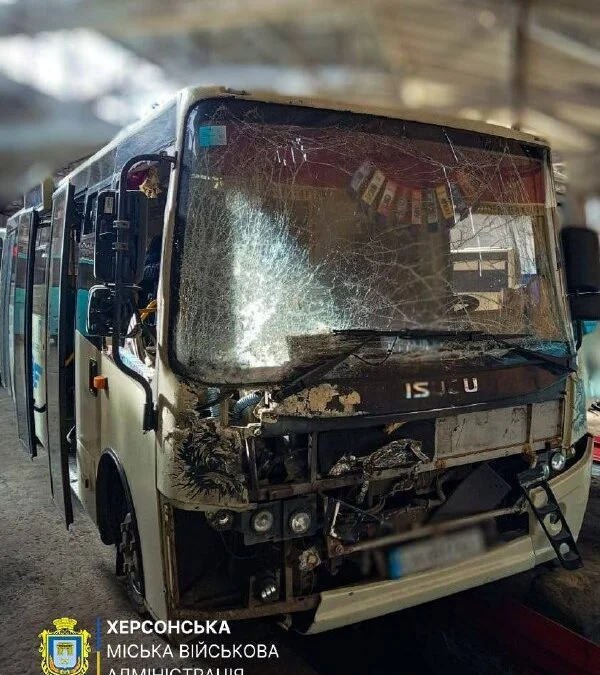 Російські війська атакували маршрутку в Херсоні безпілотником