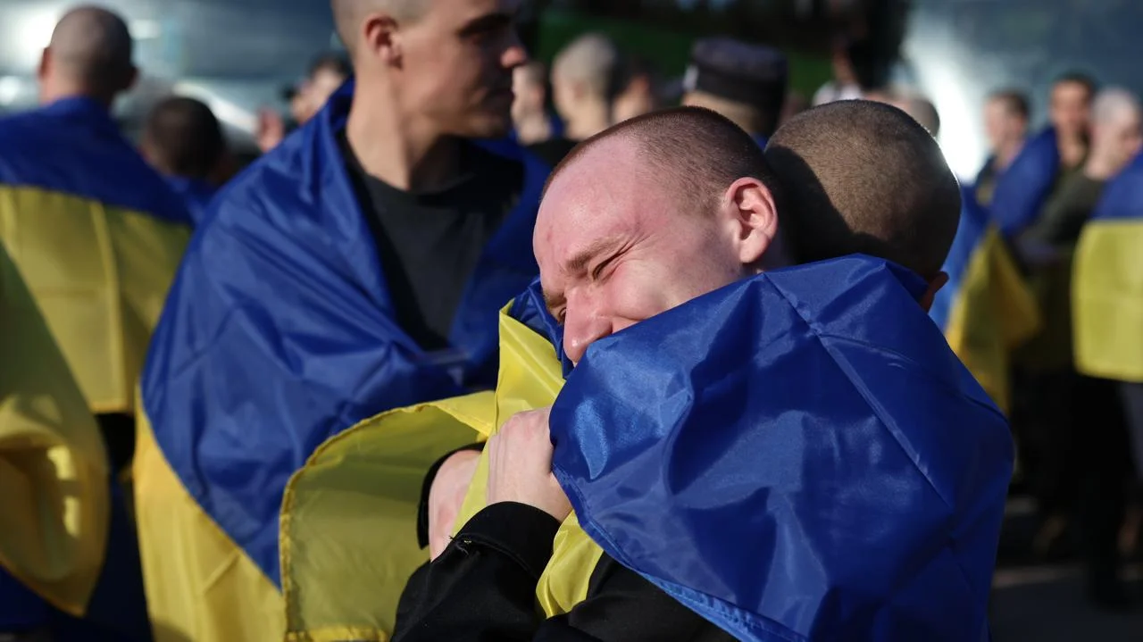 Вісім військових з Херсонщини звільнені з полону під час великоднього обміну