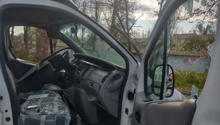 Російський дрон атакував волонтерську автівку в Херсоні: водій поранений