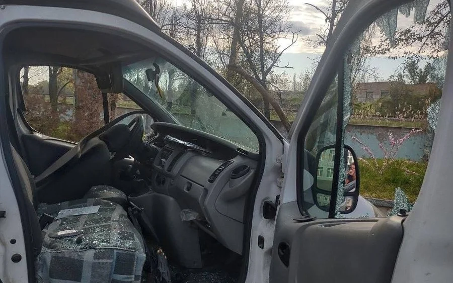 Російський дрон атакував волонтерську автівку в Херсоні: водій поранений