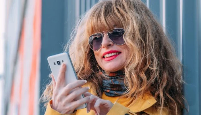 Vodafone та lifecell запустили нові тарифи для абонентів 55+