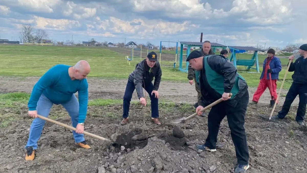 У Херсонському районі висадили Алею Єдності з саджанців липи