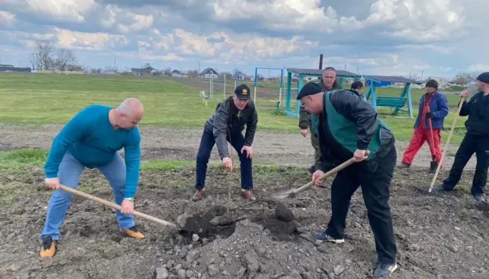 У Херсонському районі висадили Алею Єдності з саджанців липи