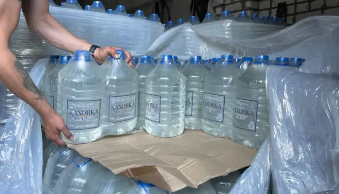 У Генічеську окупанти оштрафували продавця води за неросійську етикетку