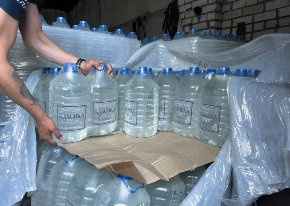 У Генічеську окупанти оштрафували продавця води за неросійську етикетку