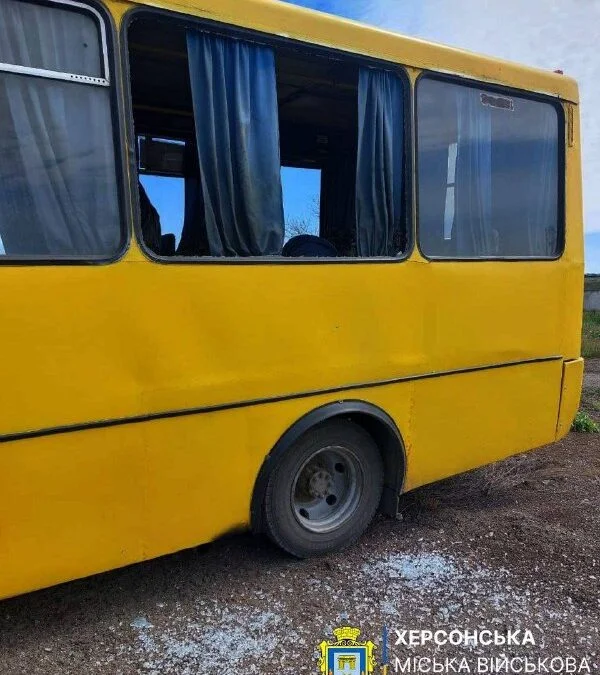 Дві дронові атаки на маршрутки у Херсоні: інформації про поранених немає