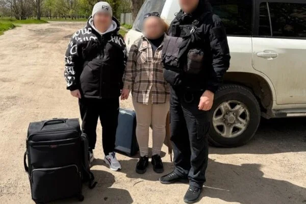 Поліція Херсонщини евакуювала матір з сином з небезпечного селища під обстрілами