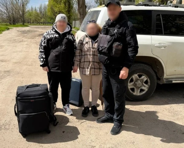 Поліція Херсонщини евакуювала матір з сином з небезпечного селища під обстрілами