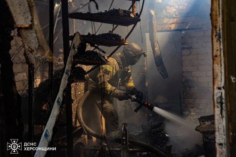В Херсоні дрони спричинили пожежі у будинку та магазині