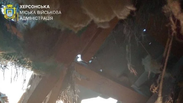 Ворожий дрон пробив дах будинку в Зеленівці вранці