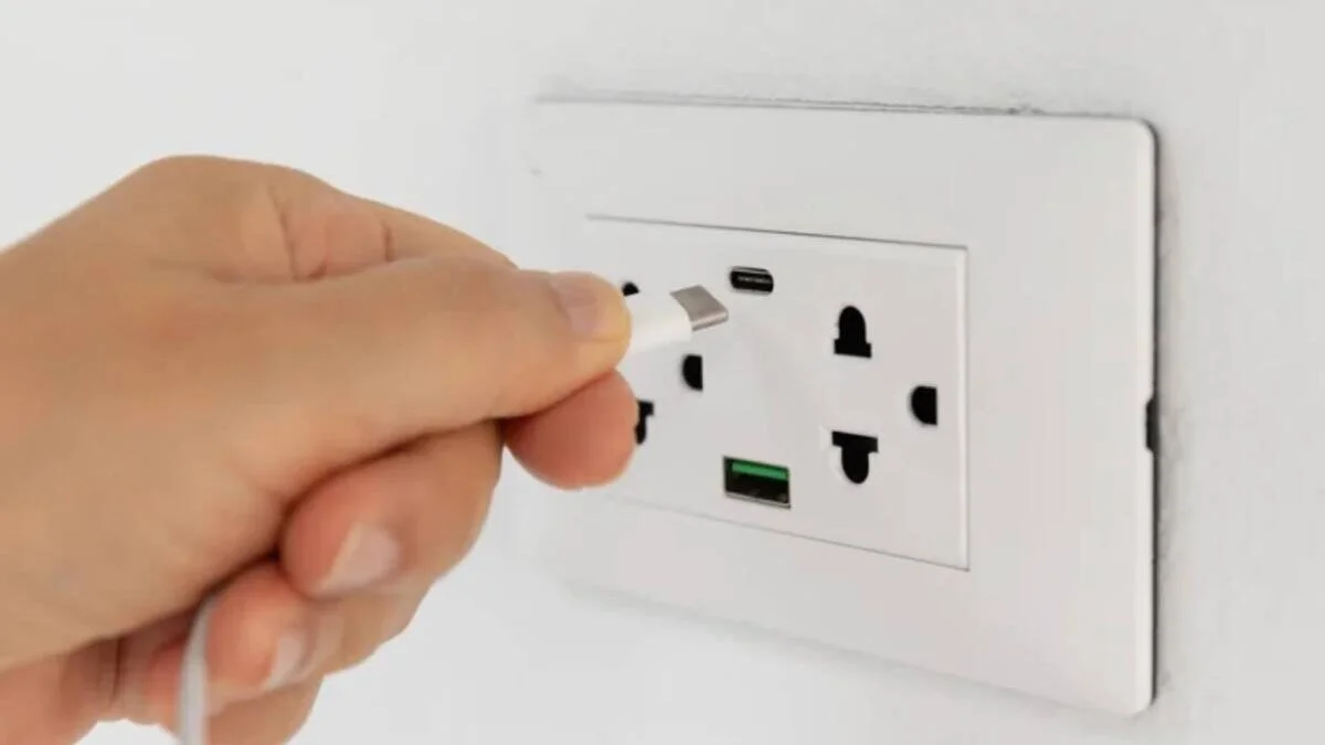 Чи безпечно заряджати телефон через USB-розетку: ризики та захист