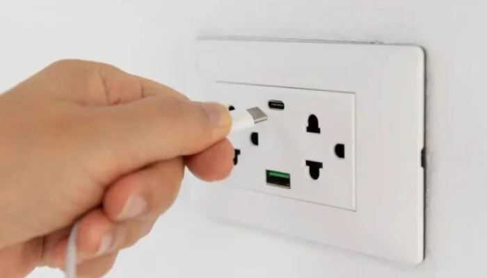 Чи безпечно заряджати телефон через USB-розетку: ризики та захист