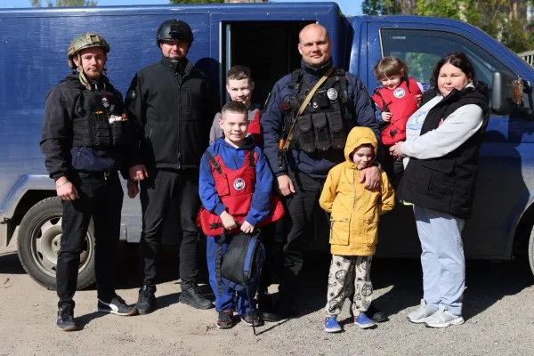 Поліція Херсонщини евакуювала шістьох мешканців з обстрілюваних передмість