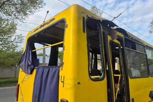 У Херсоні дрон РФ атакував автобус: двоє загиблих, восьмеро поранених