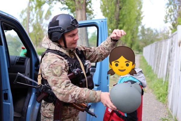 Поліція Херсонщини евакуювала бабусю з онукою з-під дронових атак